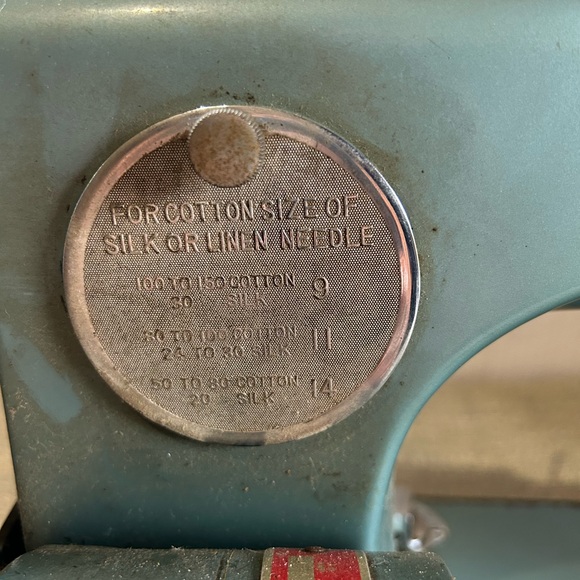 Sewing Machine - Picture 4 of 12